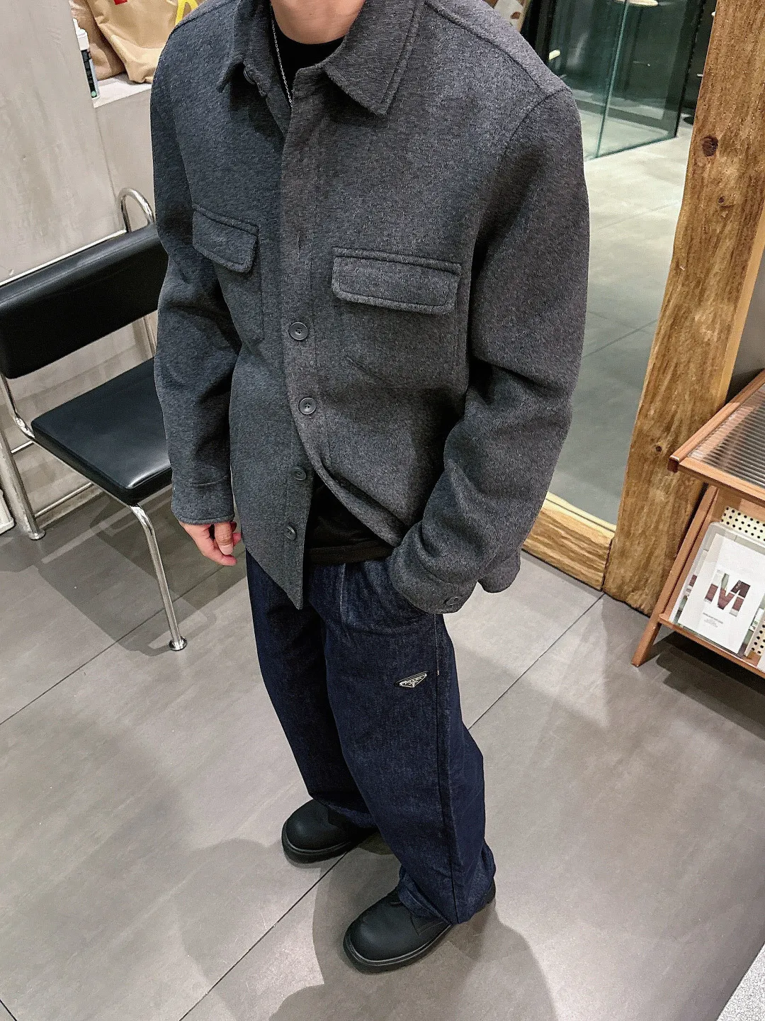 (Purely handmade) LP&Nuoyou Panya Premium men’s wardrobe must-have pure handmade cashmere wool coat. Each piece is sewn by hand. Seamless inside - with packaging. Regarding style and design: If the long coat made of woolen material is too picky about "hardware" and "software", then this group of short coats is enough to accommodate. With simple small lapels and straight micro silhouette, the overall style is minimalist and youthful at the same time. About the fabric and technology: It is made of 80 wool, 10% mulberry silk, 10% cashmere. The wool is specially processed by imported equipment from Italy, which makes the texture of the cloth quite excellent, with a fluffy and saturated velvet texture. The fabric is soft, delicate and high-end, and the garments have super wrinkle resistance. The entire jacket is hand-sewn by a master craftsman stitch by stitch, and is produced with great ingenuity. Dark stitches are used to outline the edges and three-dimensional contours, keeping the garment minimalist while showing the craftsmanship value. Every stitch and proportion is carefully arranged. Sizes: S-2XL